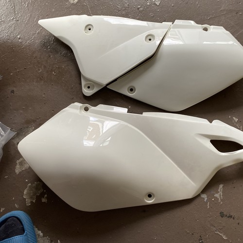 Suzuki drz white rear side - suzuki,